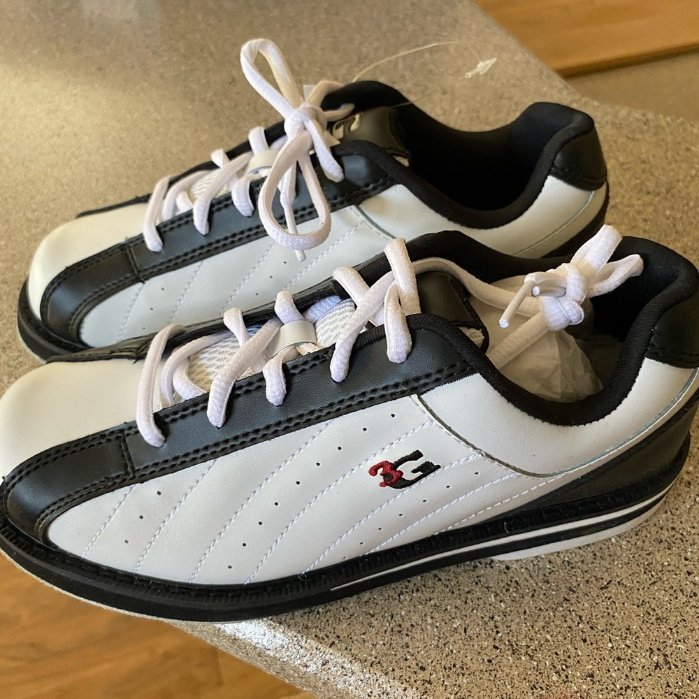 New w/box unisex bowling shoes, comes from smoke and pet free home